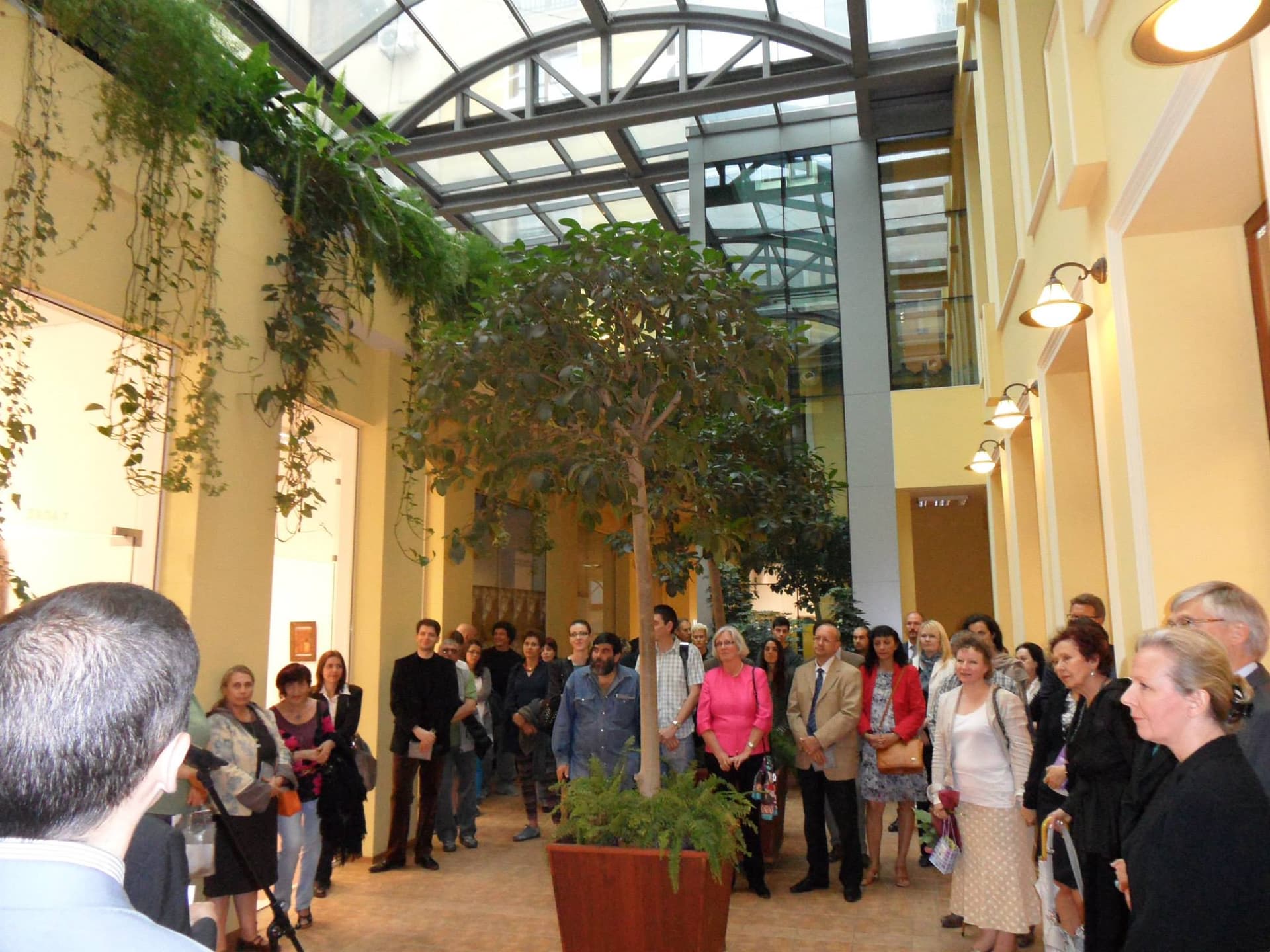 Арт център "Форум" на ул. "Георг Вашингтон" 24 - Снимка 1