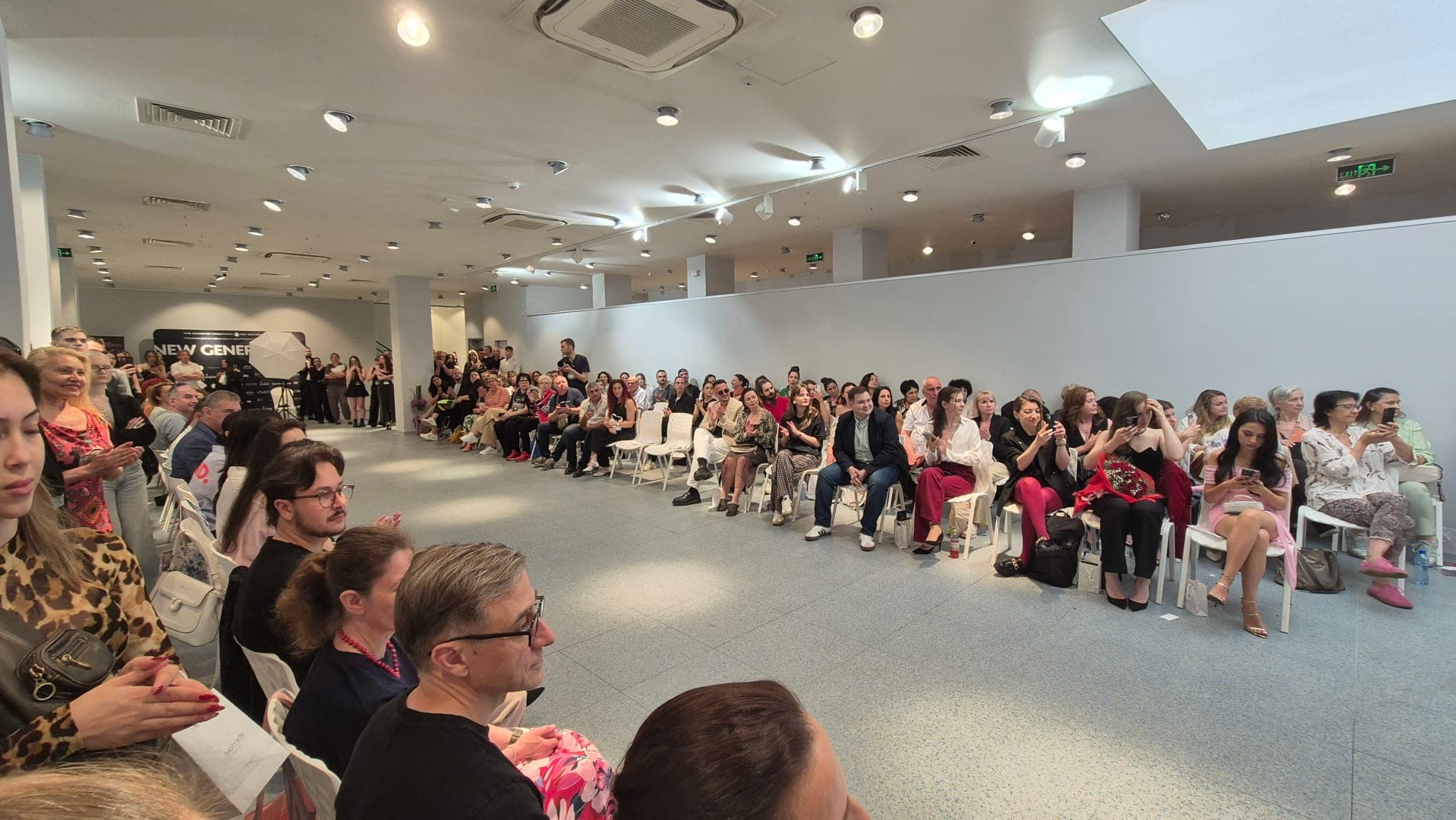 МОДА & ИЗКУСТВО: Бляскавото ревю на студентите и преподавателите по мода на НБУ