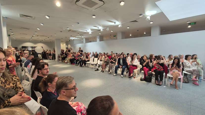 МОДА & ИЗКУСТВО: Бляскавото ревю на студентите и преподавателите по мода на НБУ