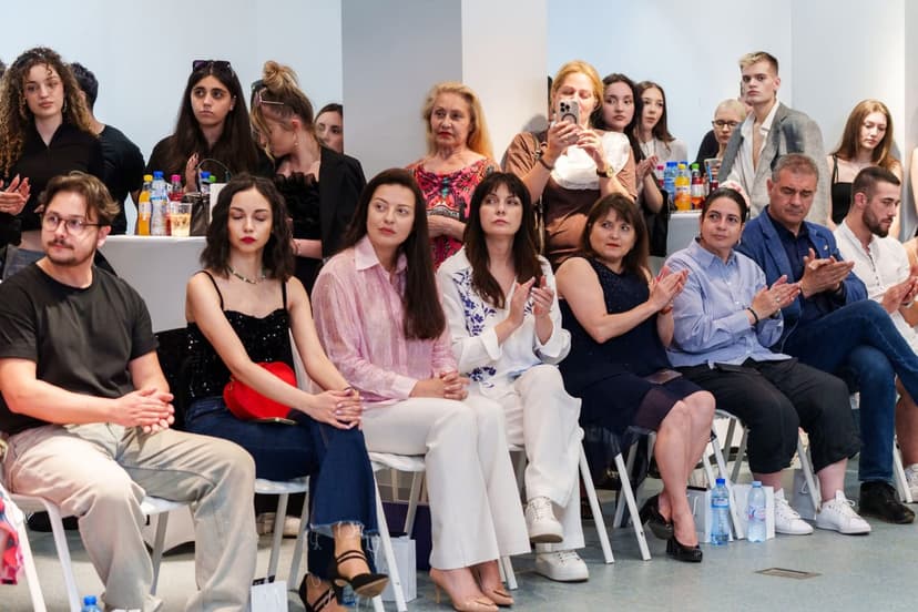 МОДА & ИЗКУСТВО: Бляскавото ревю на студентите и преподавателите по мода на НБУ - Снимка 1