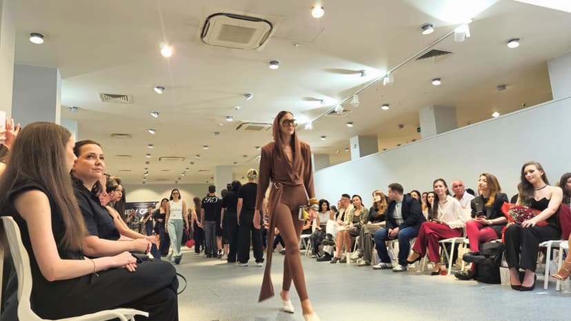 МОДА & ИЗКУСТВО: Бляскавото ревю на студентите и преподавателите по мода на НБУ - Снимка 4