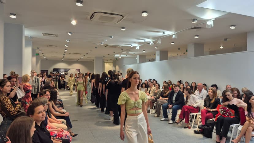МОДА & ИЗКУСТВО: Бляскавото ревю на студентите и преподавателите по мода на НБУ - Снимка 6